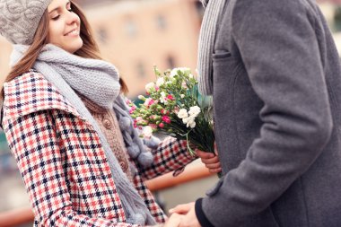 Romantik Çift çiçek ile bir Tarih