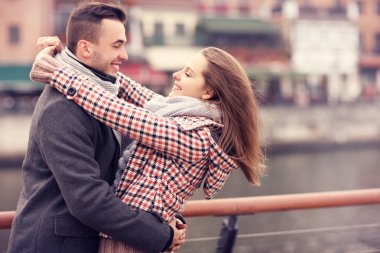 Şehirde bir tarihte sarılmaya Romantik Çift