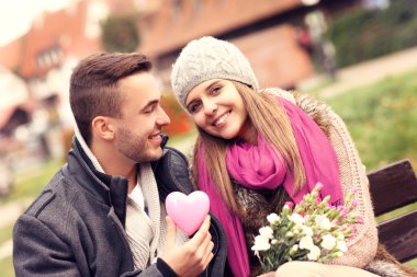 Parkta Sevgililer gününde Romantik Çift