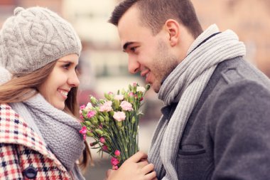 Romantik Çift çiçek ile bir Tarih