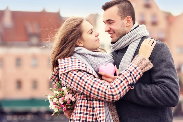 Romantiska par på alla hjärtans dag i staden — Stockfoto