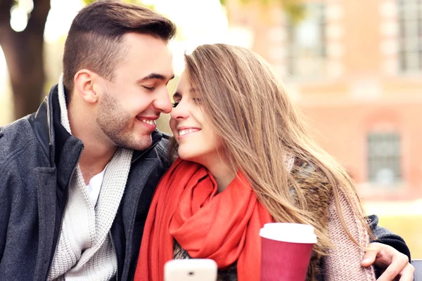 Casal feliz em um banco no parque — Fotografia de Stock