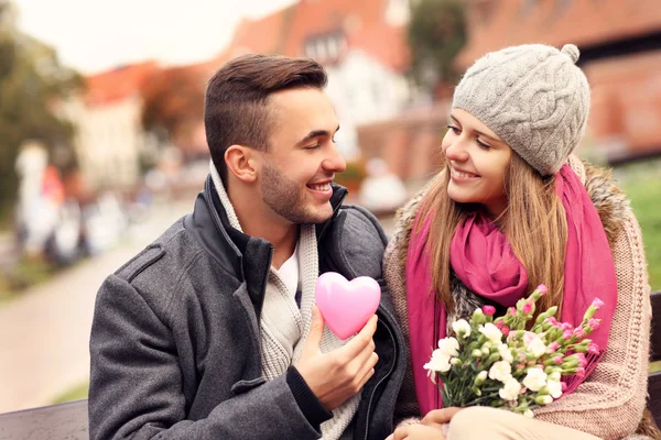 Pár na den svatého Valentýna v parku — Stock fotografie