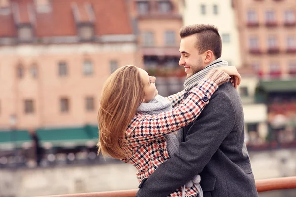 Piękna para przytulanie na randkę w mieście — Zdjęcie stockowe