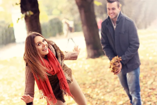 Glückliches Paar hat im Herbst Spaß im Park — Stockfoto