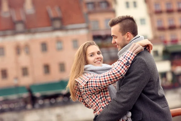 Romantiska par kramas på ett datum i staden — Stockfoto