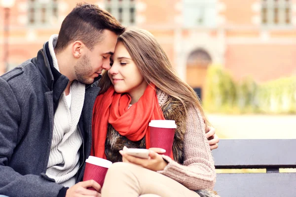 Coppia romantica su una panchina nel parco — Foto Stock