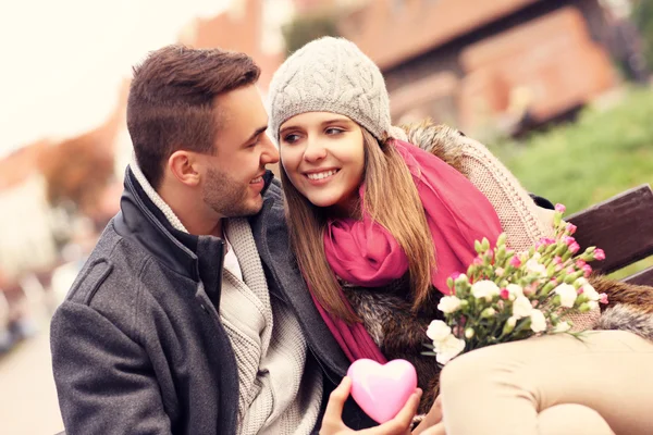 Charmant couple le jour de la Saint-Valentin dans le parc — Photo