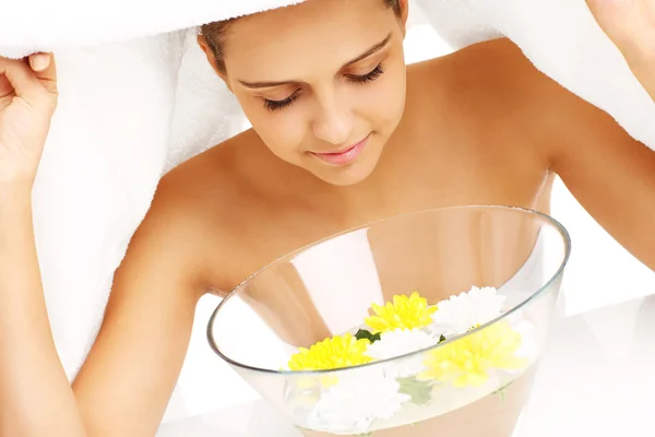 Facial treatment in home spa — Stock Photo, Image