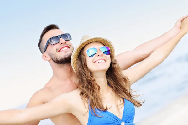 Gelukkige paar plezier op het strand — Stockfoto