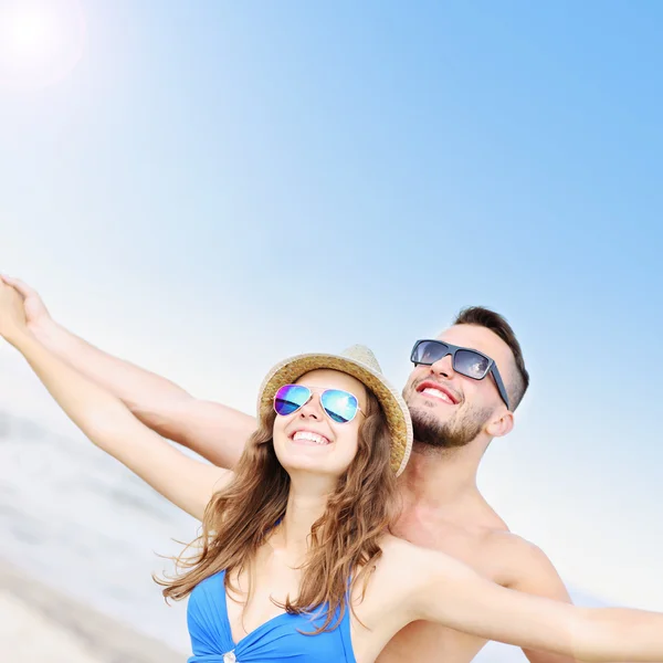 Pareja joven divirtiéndose en la playa —  Fotos de Stock