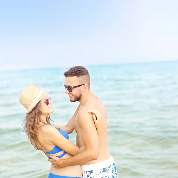 Pareja romántica divirtiéndose en la playa — Foto de Stock