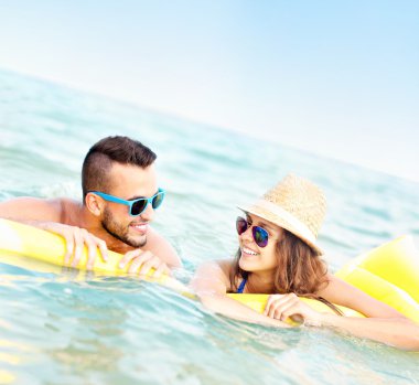 Genç çift denizde eğleniyor