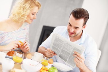 mutlu çift yemek kahvaltı