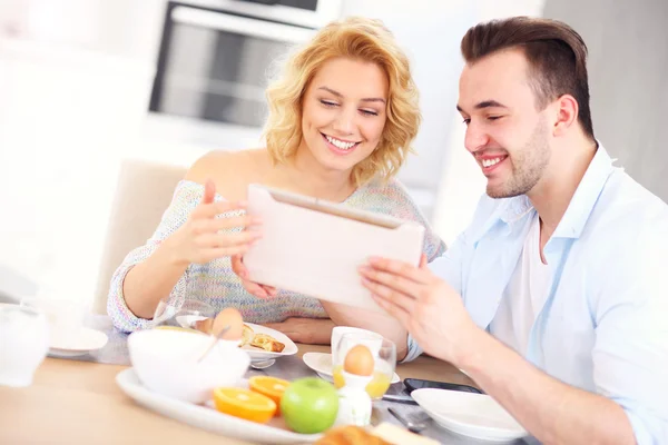 Szczęśliwa para za pomocą tabletu — Zdjęcie stockowe