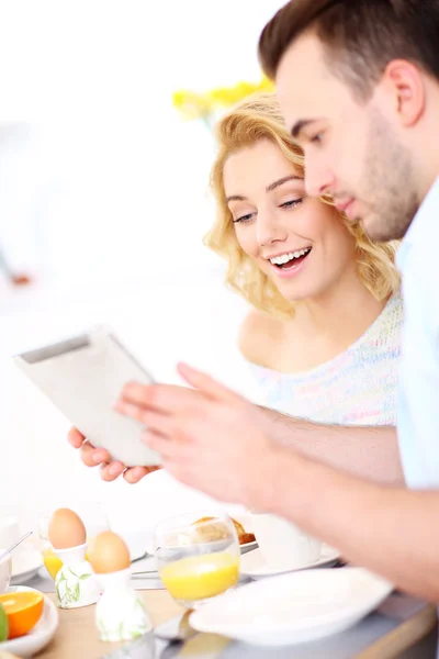 Pareja feliz usando tableta — Foto de Stock