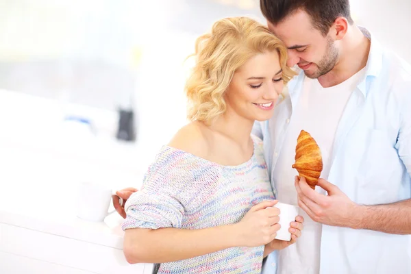 Gelukkige paar knuffelen in de keuken — Stockfoto