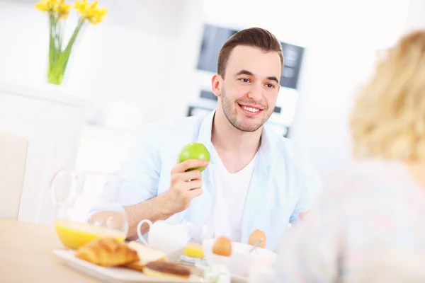 Pareja feliz desayunando — Foto de Stock