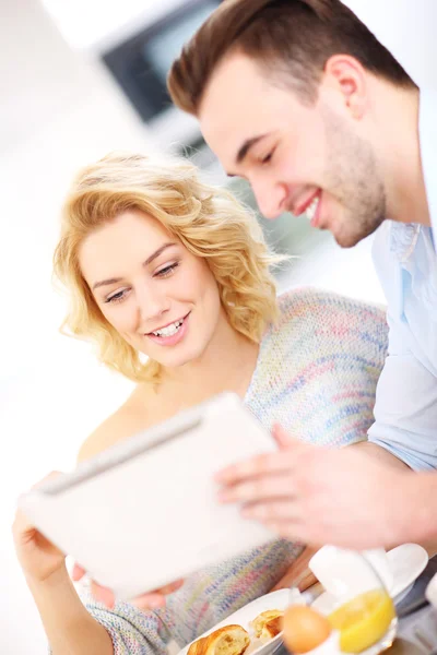 Pareja feliz usando tableta — Foto de Stock