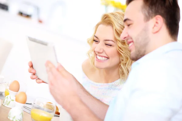 Happy couple  using tablet — Stock Photo, Image