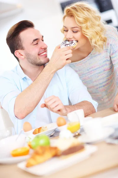 행복 한 부부 아침 식사 — 스톡 사진