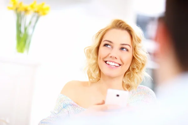 Jonge vrouw texting thuis — Stockfoto