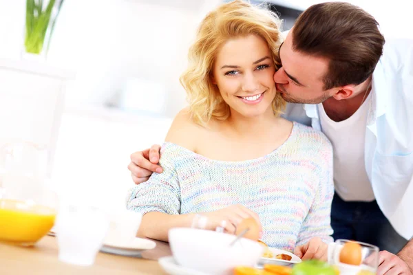 Uomo dare il bacio del buongiorno — Foto Stock