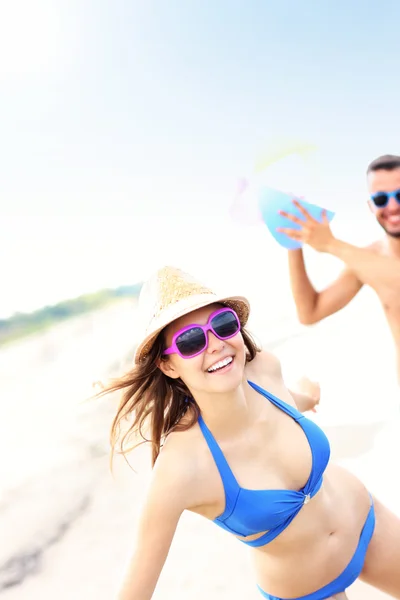 Pareja jugando con una pelota — Foto de Stock