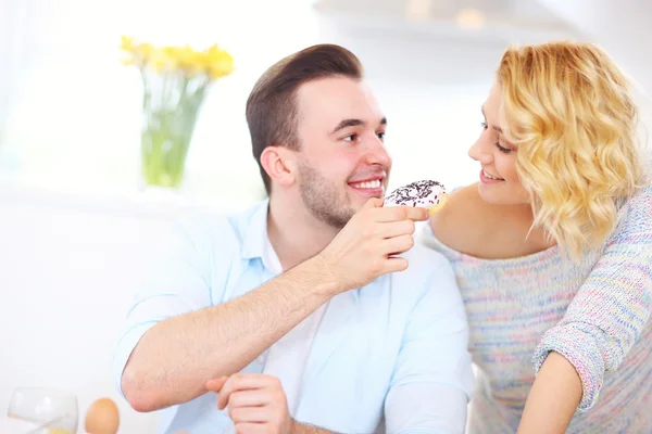 Gelukkige paar eten ontbijt — Stockfoto