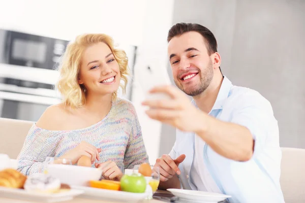 Casal feliz comer café da manhã — Fotografia de Stock