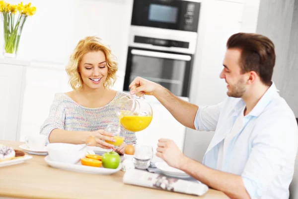 Genç bir çift yemek kahvaltı — Stok fotoğraf