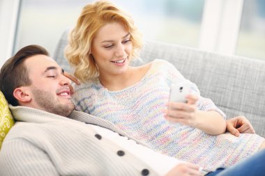 Mutlu çift akıllı telefon kullanma