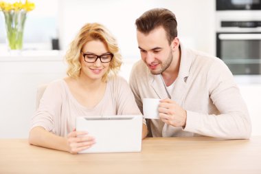 Mutlu çift evde tablet kullanma
