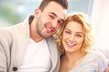 Mutlu çift evde sarılıyor.