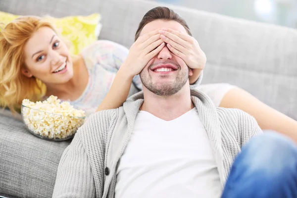 Mujer cubriendo los ojos de su marido —  Fotos de Stock