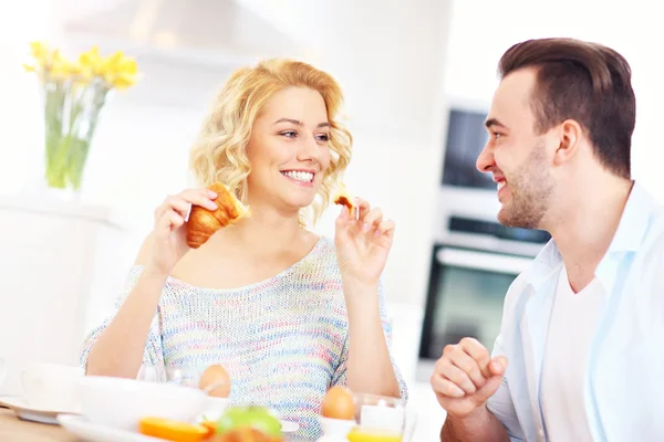 Pareja feliz desayunando — Foto de Stock