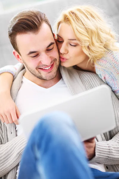 Couple romantique avec ordinateur portable dans le salon — Photo