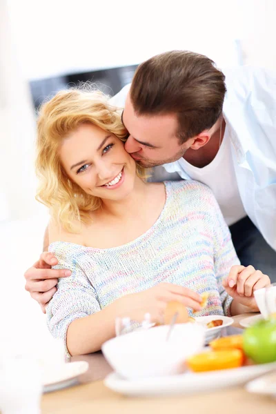 Man die geeft goede morgen kus — Stockfoto