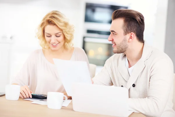 Paar werken aan huis begroting — Stockfoto