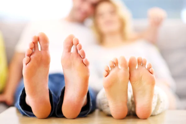 A piedi nudi di una coppia felice sdraiata su un divano — Foto Stock