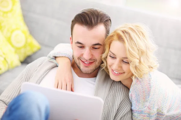 Vuxna par använder laptop hemma — Stockfoto