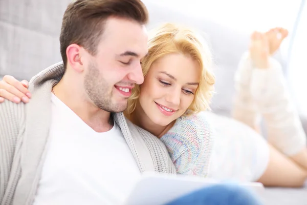 Casal adulto com laptop na sala de estar — Fotografia de Stock