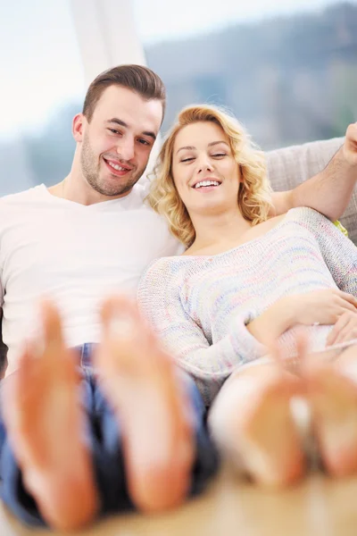 Casal adulto relaxante em casa — Fotografia de Stock