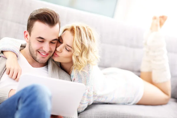 Casal romântico com laptop na sala de estar — Fotografia de Stock
