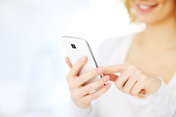 Mujer con smartphone —  Fotos de Stock