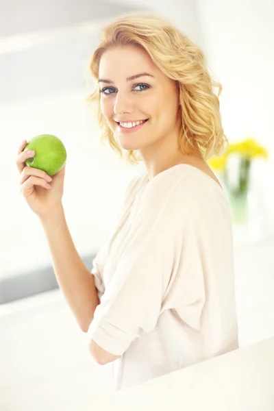 Young woman eating apple — Stock Photo, Image