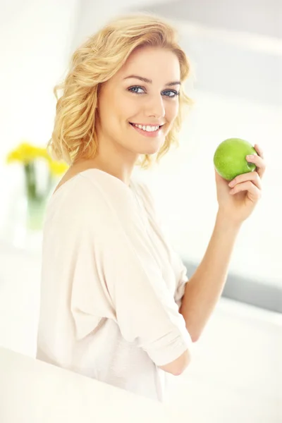 Mujer joven comiendo manzana —  Fotos de Stock