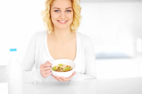 Jonge vrouw eten granen — Stockfoto