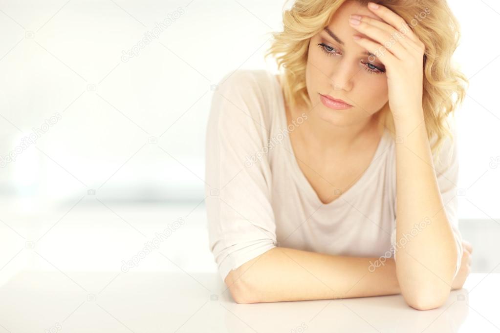 Девушка задумалась. Плохое настроение у девушки. Весенняя хандра. Девушка плохое настроение. Женщина в депрессии.