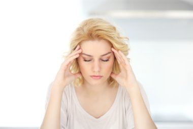 Yetişkin kadın having baş ağrısı